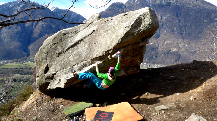 Ein Mann klettert an einem Outdoor-Boulderfelsblock | © DAV/Matthias Keller